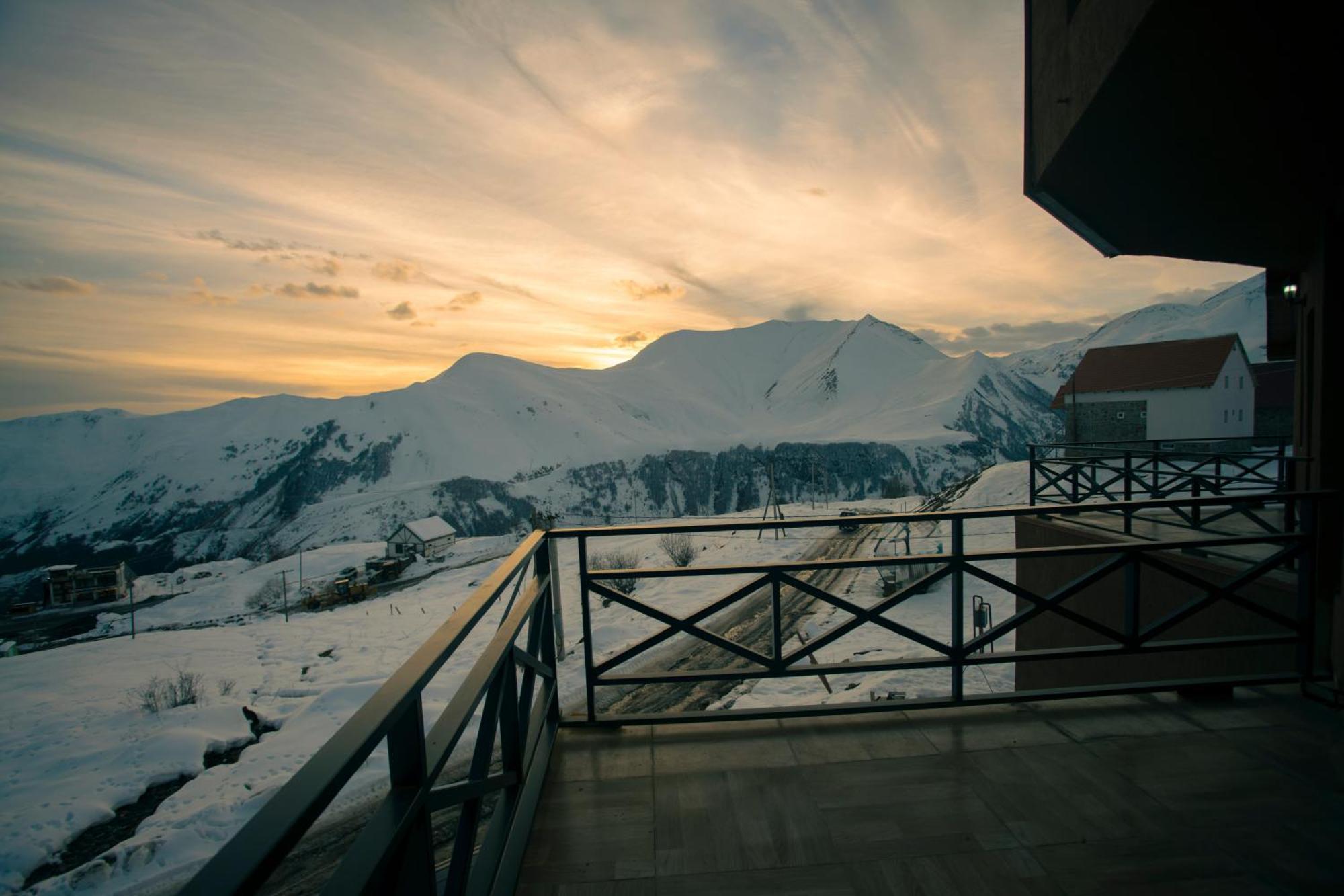 The Hills Hostel Gudauri Bagian luar foto